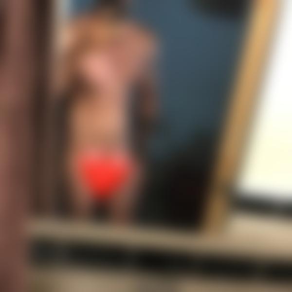 Homme gay actif actrice porno de St Malo Bretagne connecté pour baise