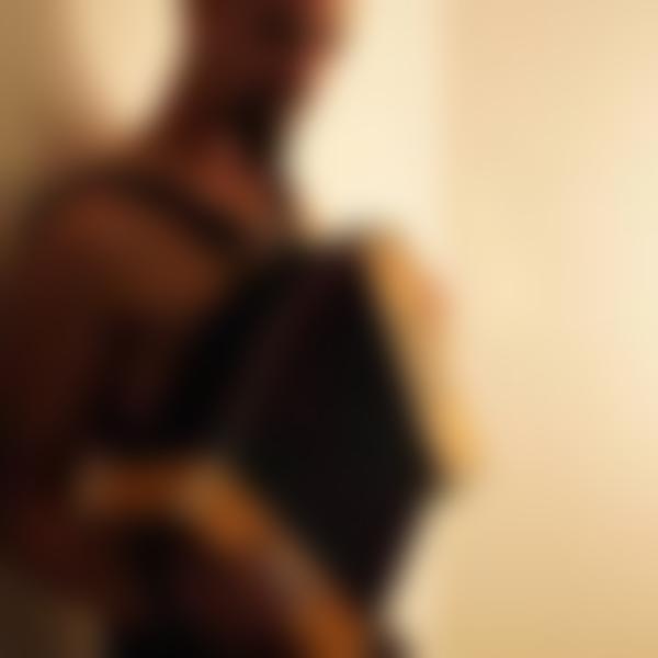 Henri est disponible à Angers et cherche un black connecté en Pays de la Loire